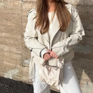 Beige skinnjacka NELLY - Svinsnygg skinnjacka från Nelly i Strl 36, sitter lite snyggt oversized på mig som normalt är 34/36💕 Nypris 479, säljer för 200kr + frakt 💙