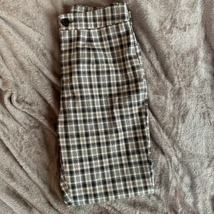 Svart vita byxor - Lite stor för mig och är lite plast aktig 29+ frakt 