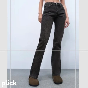 Zara jeans  - Sjukt snygga zara jeans i svart/washed färg, passar till allt!! Passar perfekt på en 36a också 💗 