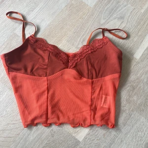 Vin rött linne - Säljer mitt vin rött linne, funkar till vardag och fest! Säljer då den inte passar mig längre❤️