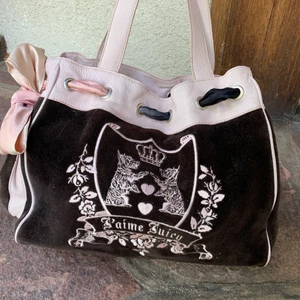 Handväska Juicy Couture - Stor och fin handväska i brunt och rosa från Juicy Couture, inköpt i deras butik i NYC. Bruksslitage. Hör av er vid frågor (Har en plånbok samt tracksuits från Juicy som ni hittar på min profil)