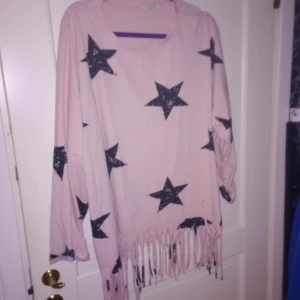 Helt ny fin tröja  - Säljer denna jätte fina nya tröja . Jag har endast testat den . De är One size . 