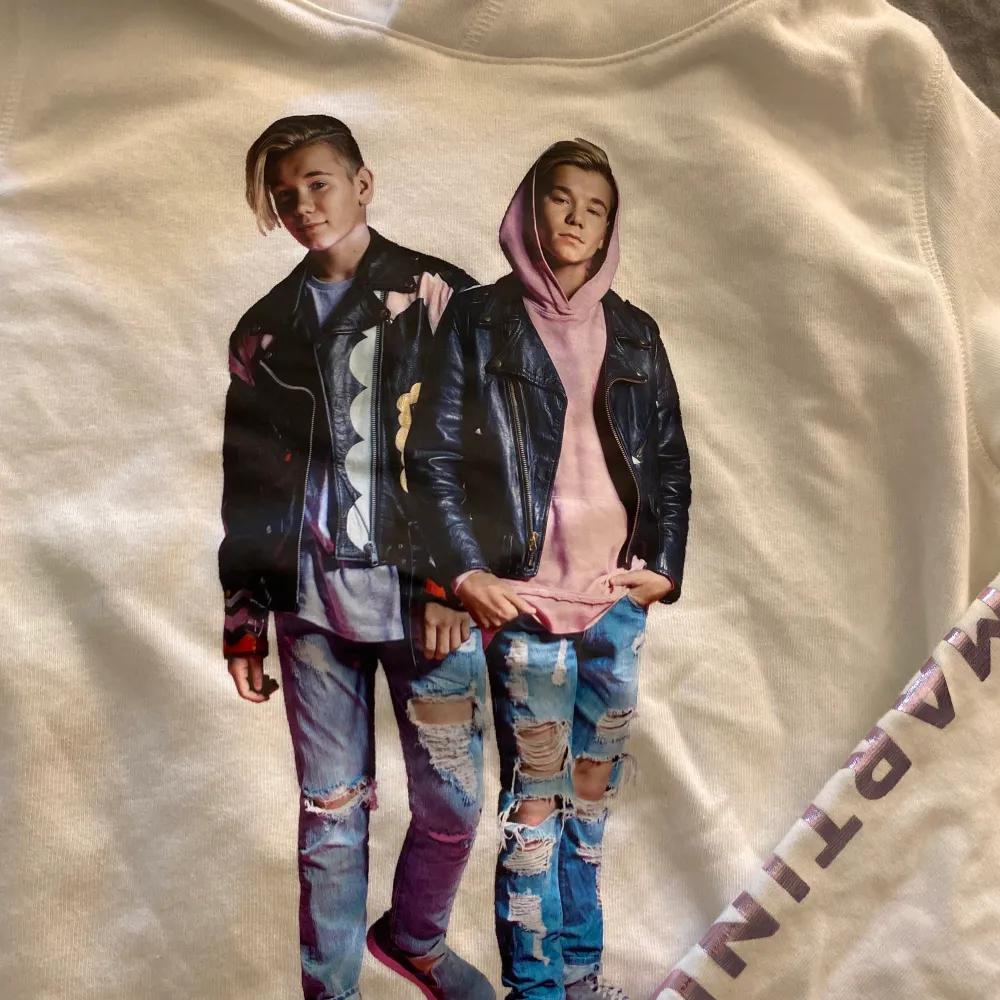 Säljer denna vita Marcus & martinus hoodie, köpt från h&m i storlek 146-152. Den är aldrig använd och säljer pga att den har blivit för liten för mig. Jag säljer för 50kr + 49kr frakt! Hör gärna av er vid intresse eller frågor!💕. Tröjor & Koftor.