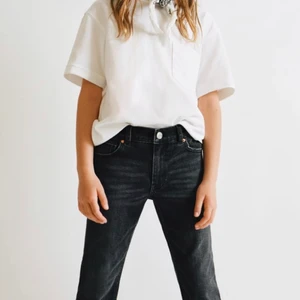 Super snygga zara jeans! - Säljer dem här super snygga jeansen från zara!super bra skick köpte för 229!💘👩🏽‍🎤