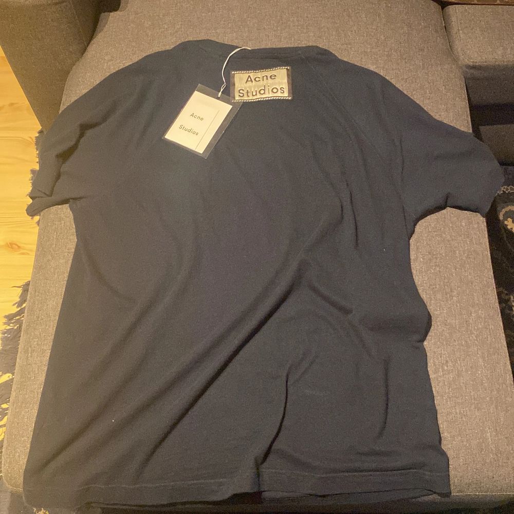 Acne t-shirt köpt för 1499 kr. Den är oanvänd och har tagen på. Säljer då den inte passaren . T-shirts.