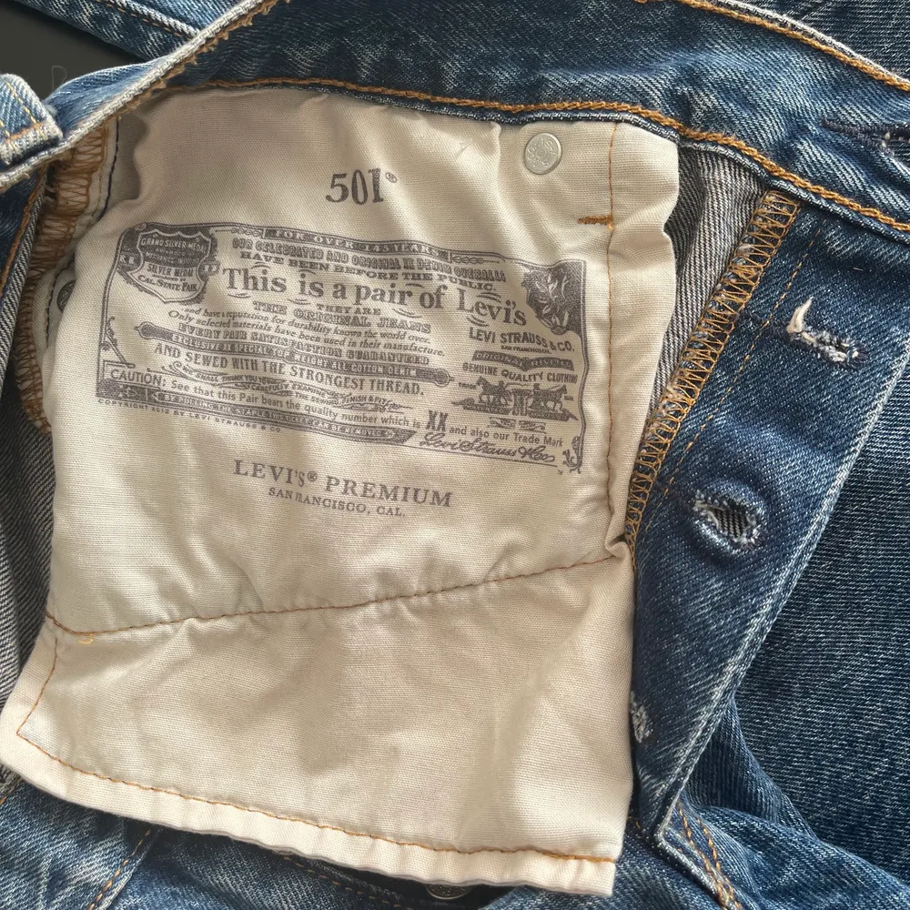 Mörkblåa Levis jeans, aldrig använda. Storlek W29 L30. Säljer på grund av att de var för stora.  Endast provade. Kostar nypris 1200 . Jeans & Byxor.