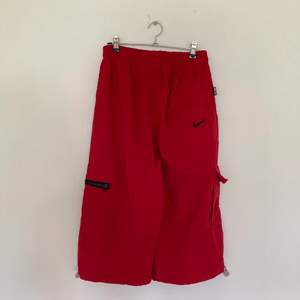 Vintage Nike shorts från 90-talet. Shorten är långa och går under knäna. Har 5 fickor och är spänbara. Liknar Nike Acg. Storlek Large