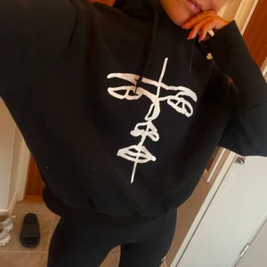Hoodie med tryck - Svart hoodie med tryck, 250kr, storlek S
