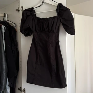 Söker någon som vill byta denna klänning i strl 34 till en i strl 36 ☺️ - Byta denna klänning mot en i strl 36