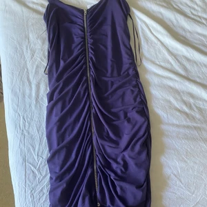 Klänning storlek S - Säljer en lila klänning men jätteskönt material, andvänd fåtal gånger.