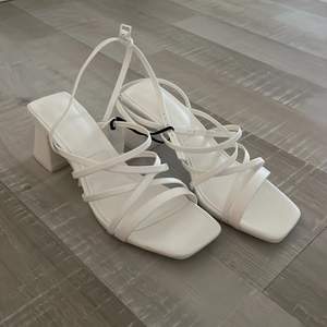 Nya vita skor från pull & bear i storlek 37. Köptes för 349kr, säljes för 200kr eller bud. 💓