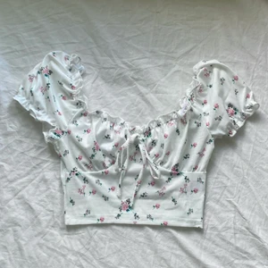 fin blommig milkmaid topp - super söt milkmaid topp från shein. aldrig använd.  köparen står för frakt. 💕