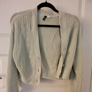 Grön cardigan🦋 - Säljer denna jättegulliga mintgröna kofta från h&m då den aldrig har kommit till användning. Den har en bra längd med lagom långa ärmar och tre knappar som går att få ihop. Köpte för 150 kr men jag säljer för 15!! kronor🦋🦋