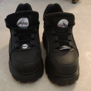 Buffalo platåskor - Säljer mina fina skor från Buffalo London. Sparsamt använda och i fint skick.  Nypris 1700 kr