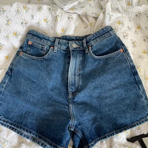 Jeansshorts hm - Knappt använd, stl 34 Nypris 300