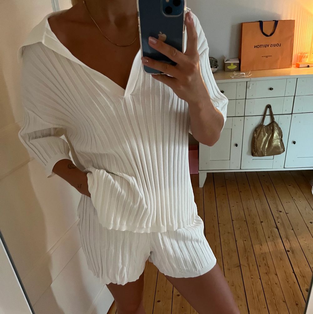 Superfint ribbat set frĂ„n H&M đ köpt förra sommaren för 500kr totalt, anvĂ€nt ca tvĂ„ gĂ„nger. JĂ€tteskönt och fint med delarna för sig, bĂ€r toppen pĂ„ sista bilden med linnebyxor! . Toppar.