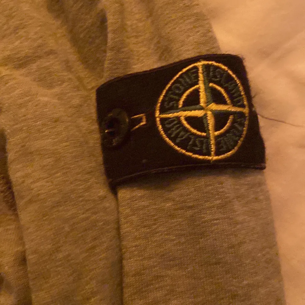 Jag säljer denna hoodie eftersom jag vuxit ur den. Det är bra skick och har inga fläckar eller hål.. Övrigt.