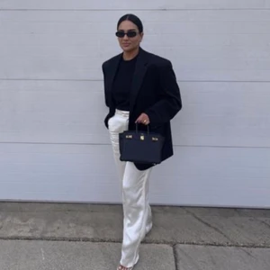 Satäng byxa  - Trendig Satäng byxa med revär på sidan i samma färg. Helt slutsåld på hemsidan. Köpta för 700kr och säljer för 500kr. Prislapp kvar. 