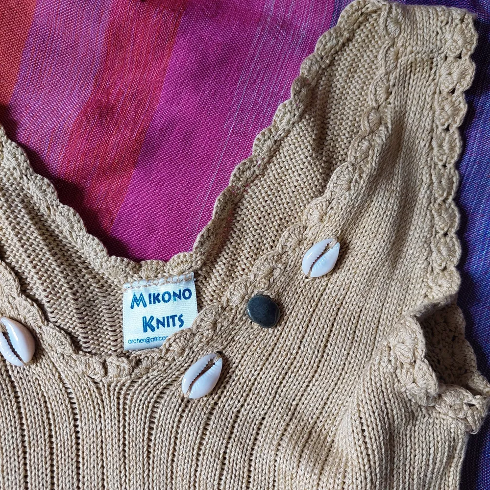 Ett handstickat linne från Kenya perfekt för sommaren. Har snäckor som detaljer och en tight passform. Endast använt ett fåtal gånger. . Toppar.