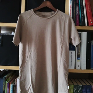 Ljusbrun/beige T-shirt  - T-shirt från Jack & Jones. Använd 1 gång. Tvättad och struken. Tröjan ser ljusare ut på bild pga av ljuset i rummet. Den har en mörkare nyans och svårt att få till en rättvis färg på bild. Hoppas på överseende med detta 🙂