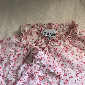 GANNI blus - Blommig blus GANNI, strl S/M🌸🌸🌸