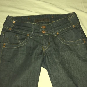 Lågmidjade jeans  - Säljer nu mina jätte fina lågmidjade jeans. Köpta secondhand för ungefär 6 månader sedan. Sitter jätte bra o ä jätte fina på. Skriv om fler bilder önskas