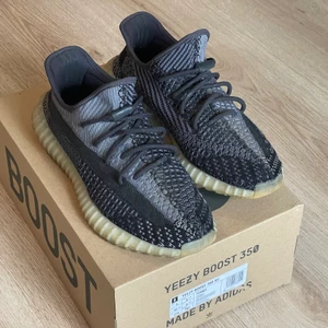 Adidas Yeezy boost 350 V2 - Yeezys i bra skick Storlek: 42 2/3 Färg: Carbon 