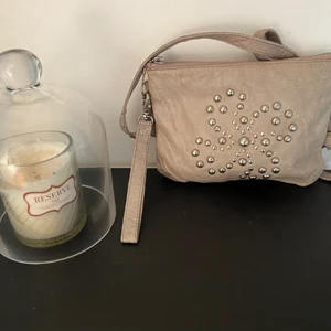 Frontrow Väska/clutch i äkta skinn - Väska använd i ett fåtal gånger . Skinnet är i sliten look och blir finare och finare ju mer det används Fint skick . Bud från 400kr tillkommer frakt  Kan användas även som clutch.  