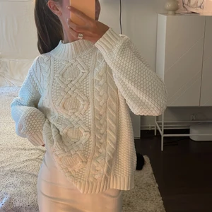 Stickad tröja  - Superfin vit stickad tröja från lager 157. Använd, men i superfint skick! 💖