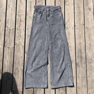 Weekday acejeans - Snygga vida grå jeans i modellen ace från weekday. Bra skick