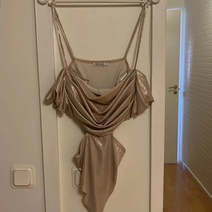 NELLY - En superfin body som är perfekt till sommaren🫶denna är endast använd 1 gång, är i super skick och såklart nytvättad för köpare! Storlek Small💘