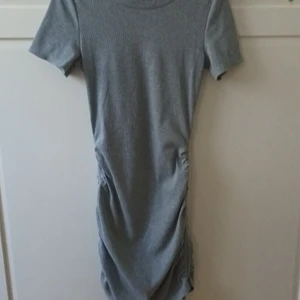 Grå klänning S - Grå t-shirt klänning. Använd kanske 3 ggr. Längden kan skiftas. 