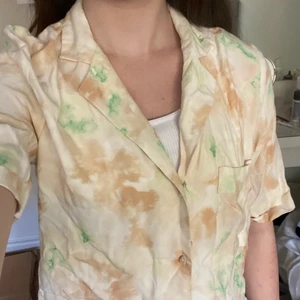 Mönstrad kortärmad skjorta från zara - Säljer denna super fina kortärmade skjorta från zara💘 helt oanvänd!