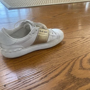 Valentino - Säljer mina valentinos i stolek 38 box och ärlighets bevis ingår!!  2500kr  nypris 6000