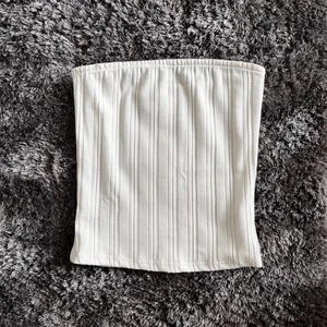 Vit Tanktop  - Sparsamt använd, gummimaterial högst upp för bättre fäste