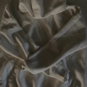 Hoodie - Fin hoodie i bra skick🤍 Stor i storleken 