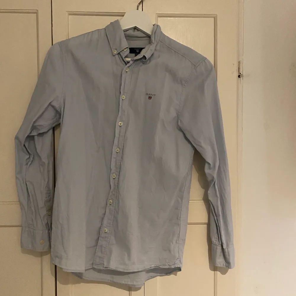 Säljer åt min bror!!!💗💗  Blå Gant skjorta i storlek 146-152  Köpt på kidsbrandstore 100 kr Köpare står för frakt . Skjortor.