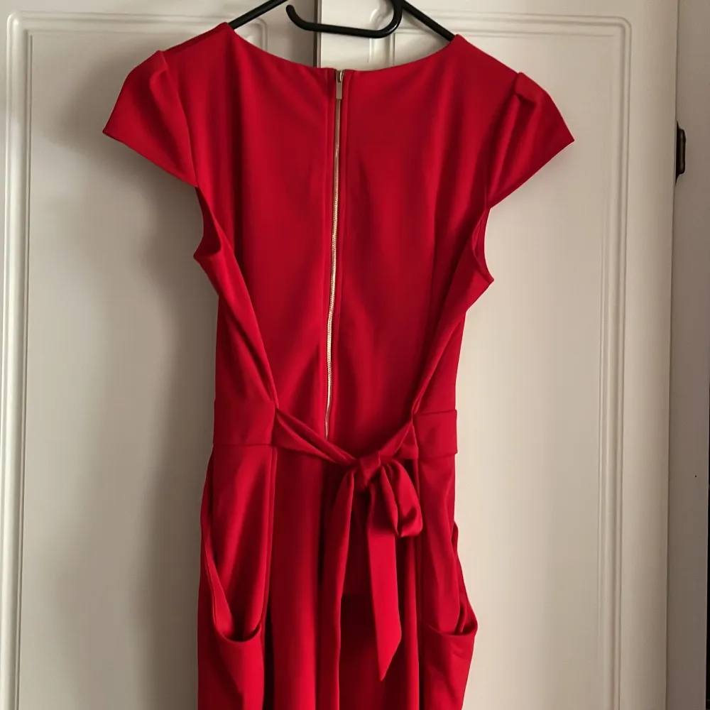 Fin kort röd klänning. . Klänningar.