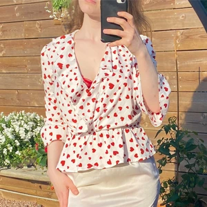 Gulligaste tröjan från Veramoda! - Super gullig och mysig topp från Veramoda med hjärttryck❣️❣️ Använd vid 1 tillfälle så den är som ny! Köparen står för frakten 🥰