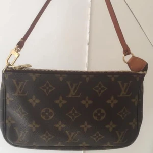 Louis Vuitton Pochette Accecories  - Hej! Säljer min vintage LV pochette! Köpt i Paris på en vintage butik. Äkta. Utan kvitto därefter pris. 😊