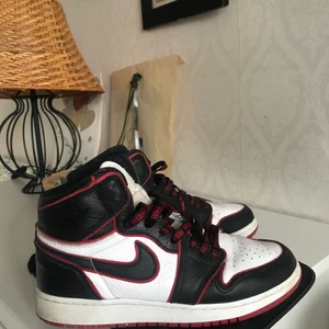 Jordan air 1 Bloodline - Säljer dessa fina Jordans i storlek 38 då de inte kommer till användning just nu!! I bra skick. Säljer för 1000kr. Kan mötas upp i Stockholm.