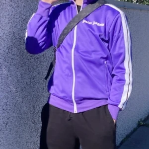 PA Lila, storlek : S/M - ((VÄLDIG igenkännlig från Yasins Young b Heartleesss)) exakt likadan Använt ganska sparsamt, Fick som present runt 2019. Så skicket är mer än okej. Checkat o Klart,  runt på Blocket etc vad folk säljer sina Begagnade PAs för så min summa är inte orimlig. 