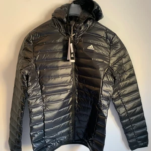 Adidas Jacka - Adidas jacka lapparna sitter på fortfarande. Jackan är oanvänd och den är i storlek M