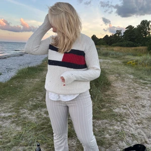 Tommy Hilfiger tröja - Stickad Hilfiger tröja  Storlek S/M. Köpt för under 1000 lappen. Använd handfull gånger bara! Super fin på sommarkvällar eller till skolstarten!