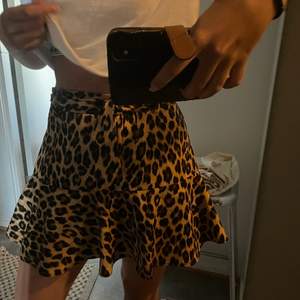 jättefin leopard kjol som sitter jättebra. Bra material, använt 1 gång.