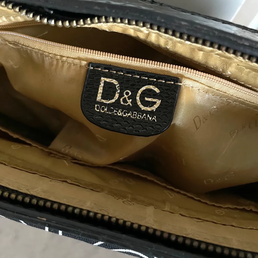  Säljer nu min favorit Dolce & Gabbana väska då jag vill köpa en ny💓 Köpt på secondhand, i nyskick!❤️‍🩹 skickar gärna fler bilder privat </3. Väskor.