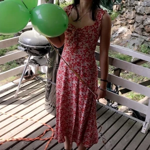 Blommig långklänning  - En superfin långklänning från zara. Superbekväm och behaglig att ha på sig✨