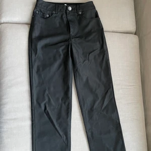 Straight skinnbyxa - Straight och ankellånga skinnbyxor med 5 fickor Använda ett år gånger men i fint skick. Mattsvart