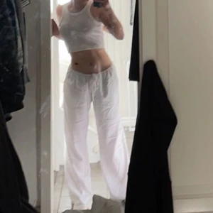Linnebyxor från hm, Helt slutsålda!! - Säljer mina supersnygga linnebyxor från hm i strl M. Knappast använda🤍Slutsålda på hemsidan! Buda från 250,eller köp dirrekt för 500. Har rätt att neka om jag inte är nöjd! Har en liten tråd som sticker ut(var så när jag köpte dom i butik) sista bilden