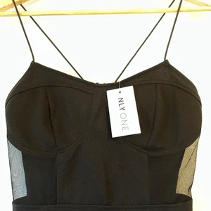 Helt ny! Svart klänning med bustier och mesh! - Helt ny svart klänning från Nelly med snygg bustier och mesh detaljer i sidorna, strl S!